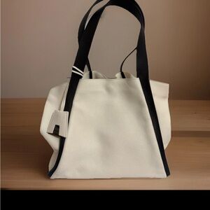 AKRIS Alex White/Black 100% Calfskin Leather Medium Bucket Tote Ret. $1690 NEW!